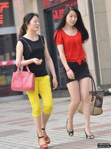 街拍紧身包臀视频,紧身包臀风潮下的时尚演绎